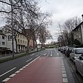 osmwiki:File:Radweg Bochum Bessemer-Alleestraße Radwegaufspaltung mit Schutzstreifen.jpg